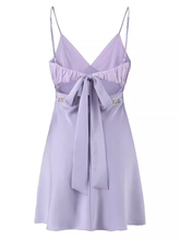 Lila Minikleid mit V-Ausschnitt
